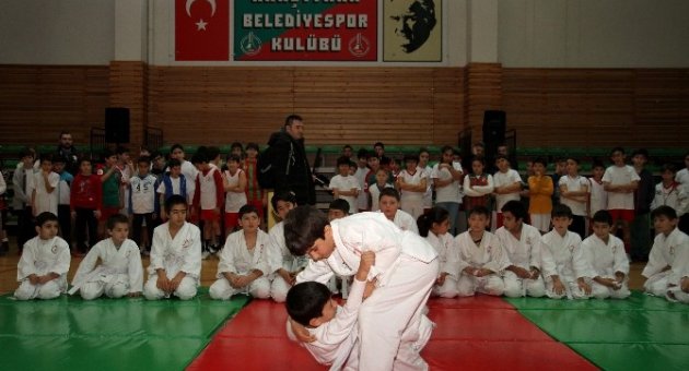 Karşıyaka’da Sporculara Destek