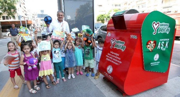 Karşıyakalı Minikler Kardeşlerine Sahip Çıkıyor