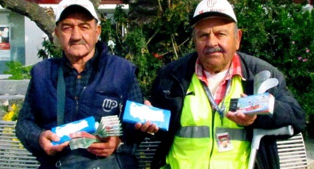 Kartal Kardeşler Bilet Satarak Şans Dağıtıyor