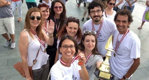 Karton Tekne Yarışında İzmir Üniversitesinin Tasarımı Birinci Oldu