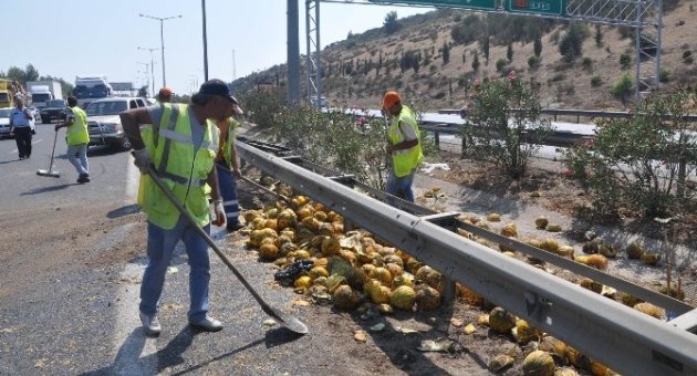 Kavunlar Yola Saçıldı Trafik Durdu