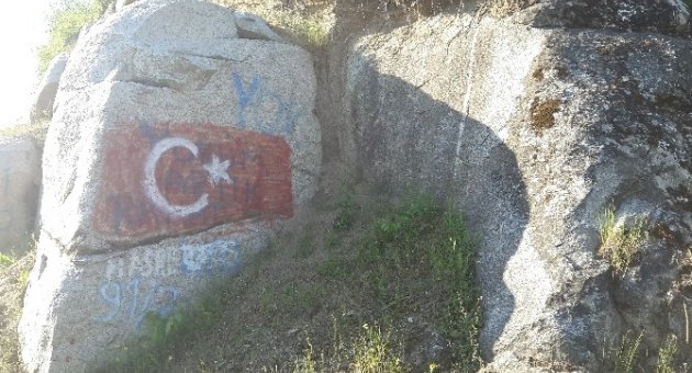 Kaya Üzerindeki Bayrağa Büyük İlgi