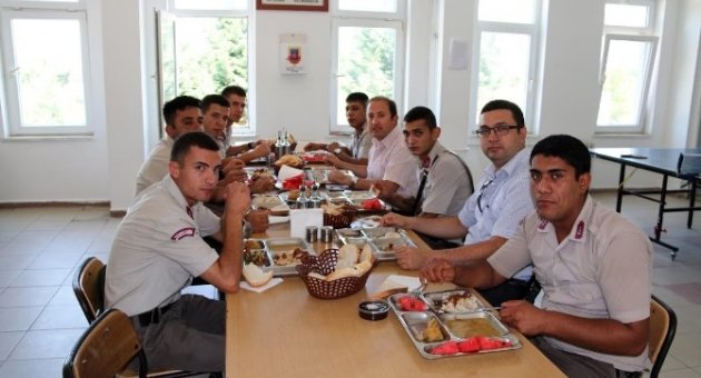 Kaymakam Pehlivan Askerle Karavana Yedi