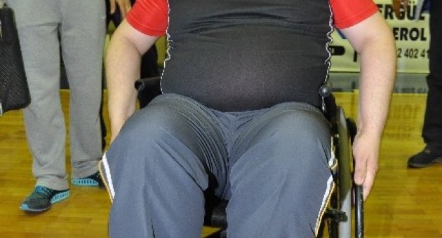 Kaymakam, Tekerlekli Sandalyede Basketbol Oynadı