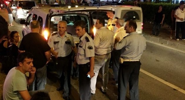 Kaza Yapan Otomobil Sürücüsü Turist Taklidi Yaptı