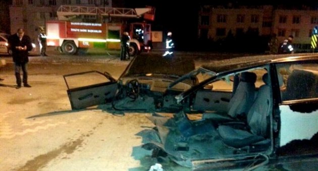 Kazada Otomobil İkiye Bölündü