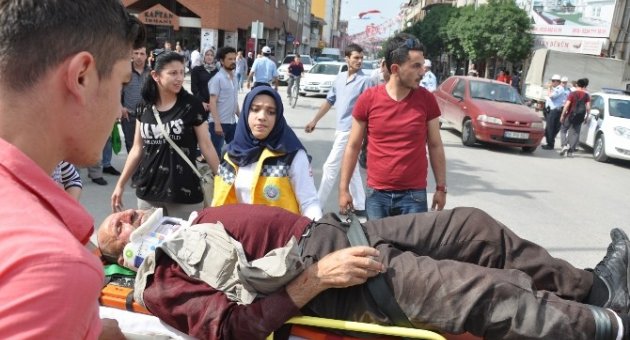 Kazada Yaralanan Yaşlı Adama İlk Müdahaleyi Tesadüfen Oradan Geçen Hemşire Yaptı