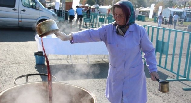 Kazanlarda Kaynatılan Üzüm Pekmezi Vatandaşa İkram Edildi
