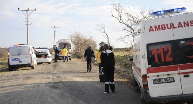 Kazaya Giden Ambulans Polis Otosuna Çarptı