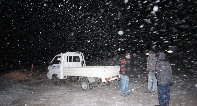 Kazdağları’nda Kar Yağışı Sürücülere Zor Anlar Yaşatıyor