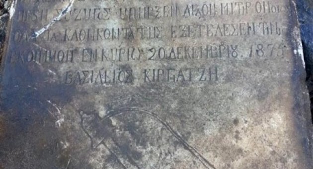 Kazı Sırasında Tarihi Kanal Ve 150 Yıllık Mezar Taşı Bulundu