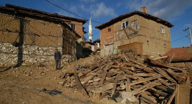 Keles’te Metruk Binalar Yıkılıyor