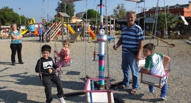 Kendi Elleriyle Yaptığı Salıncak Geçim Kaynağı Oldu