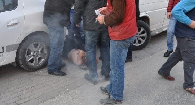 Kendisini Şefine Şikayet Eden Arkadaşına Kızdı, Cadde Ortasında Elbiselerini Yaktı