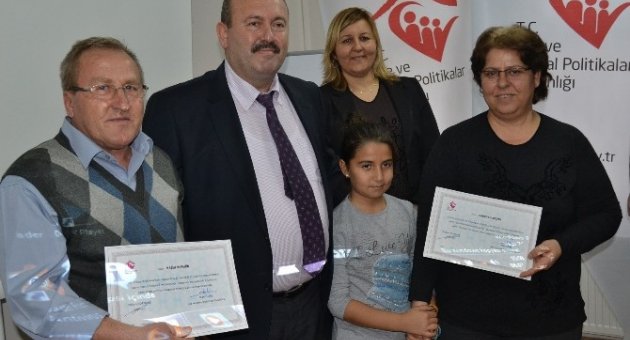 Keşan’da Koruyucu Aile Eğitimi’ne Katılan Ailelere, Belgeleri Verildi