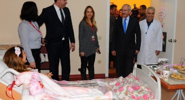 Kılıçdaroğlu, Yeni Doğan Bebeklere Ve Ailelerine Hediye Verdi