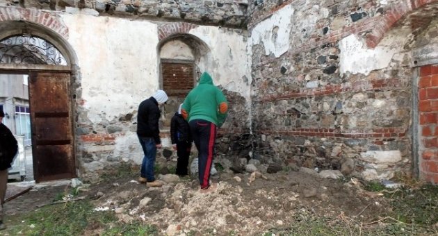 Kilisede Define Arayanlara Su Engeli