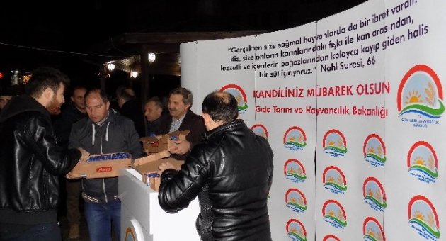 Kırklareli’nde Mevlid Kandili’nde Cemaate Süt İkramı
