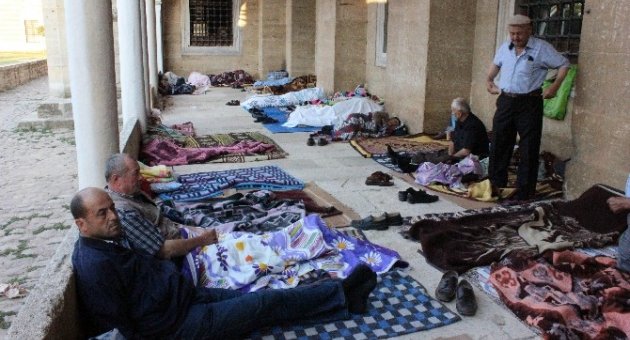 Kırkpınar Sevdalıları Geceyi Selimiye Camii Avlusunda Geçiriyor