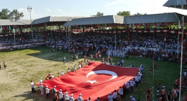 Kırkpınar’da Dev Türk Bayrağı Açıldı