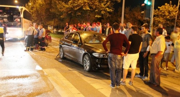 Kırmızı Işıkta Duramadı Otomobile Çarptı:4 Yaralı