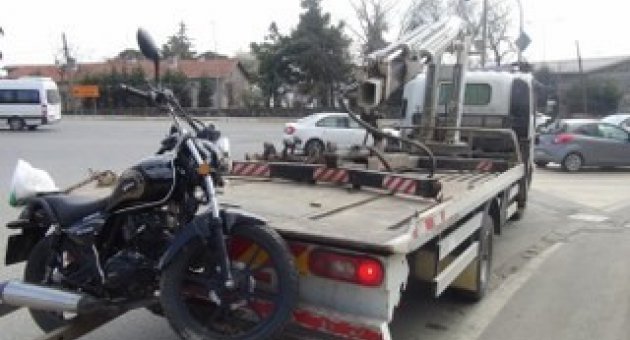 Kırmızı Işıkta Geçen Motosiklet Sürücüsü Kaza Yaptı