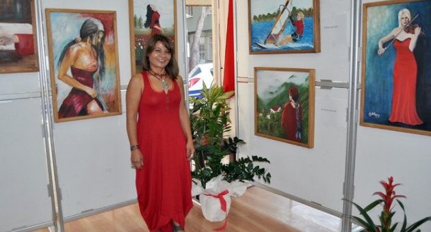 ‘kırmızılı Kadınlar’ Sergisi Foça’da Açıldı