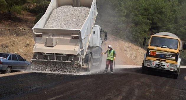 Kırsal Mahallelerde Asfaltlama Çalışması Devam Ediyor