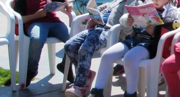 Kitap Okuyarak Büyüklerine Örnek Oldular
