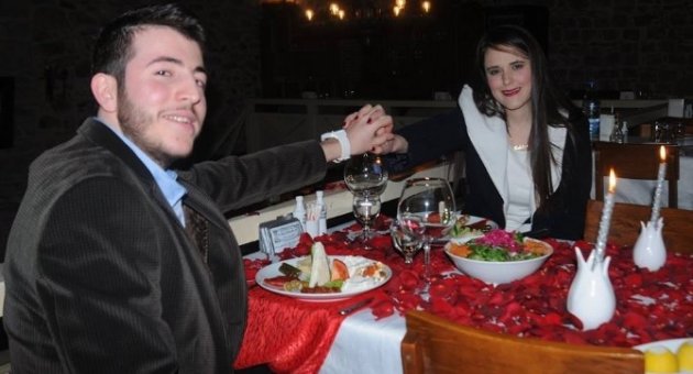 Kız Arkadaşına Slayt Gösterisiyle Evlenme Teklif Etti