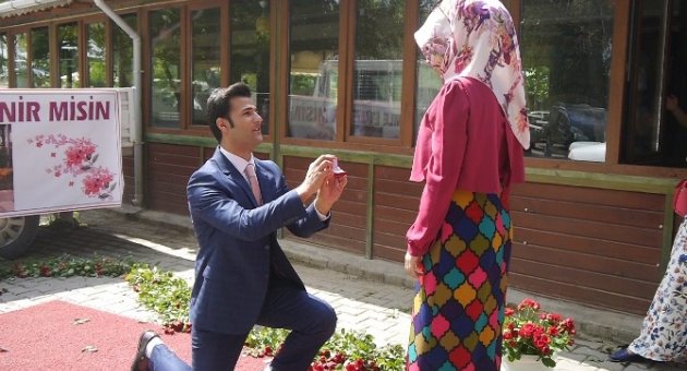 Kız Arkadaşının Yollarına Gül Dökerek Evlilik Teklifi Yaptı