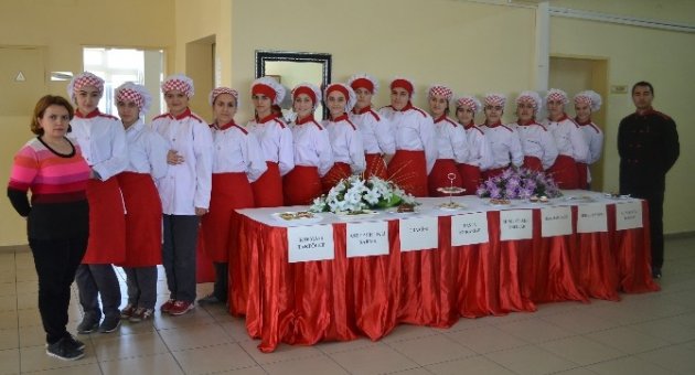 Kız Öğrenciler En Güzel Tatlı İçin Yarıştı
