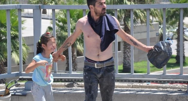 Kızının Üzerine Benzin Döküp Sesini Duyurmaya Çalıştı