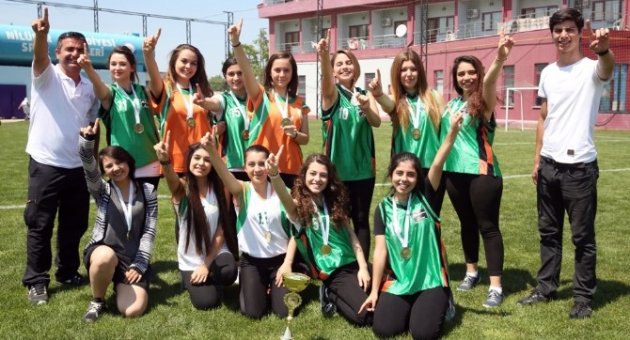 Kızlar, Futbolda Erkeklere Taş Çıkarttı