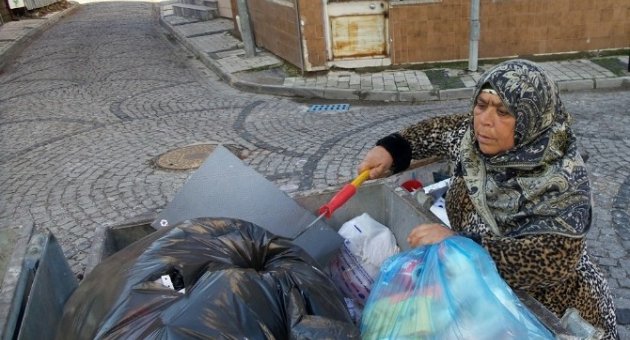 Kocasının Sokağa Attığı Yaşlı Kadın Kış Günü Naylon Çadırda Yatıyor