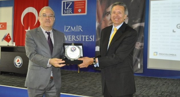 Kolombiya Büyükelçisi İzmir Üniversitesi’ni Ziyaret Etti