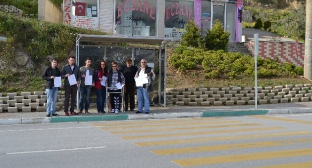 Koltuk Değnekleriyle Gelerek Ölüm Kavşağına Sinyalizasyon Kurulması İçin İmza Attı