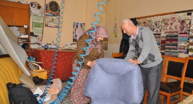 Koltukçu Nine Erkeklere Taş Çıkartıyor
