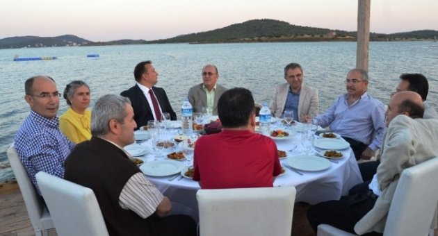 Komili, Zeytin Ve Zeytinyağı Sektörünü Ayvalık’taki Geleneksel İftar Yemeğinde Buluşturdu