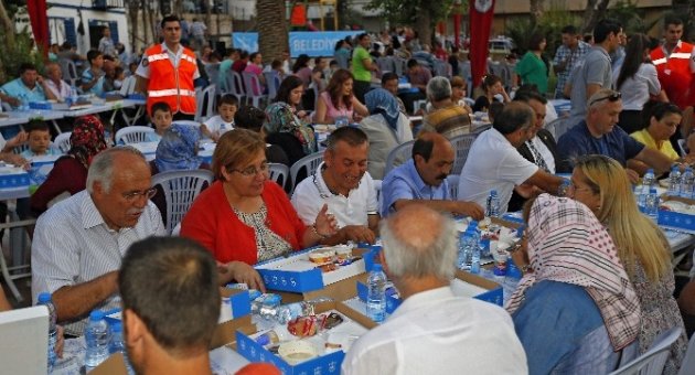 Konak Belediyesi’nden Bin Kişilik İftar Sofrası