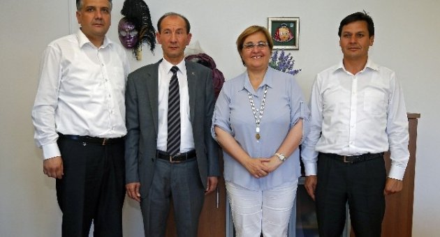 Konak Belediyesi’nden Kardeş Belediyeye Çöp Kamyonu Hibesi