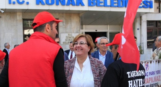 Konak’ta 1 Mayıs’a Kol Kola Kutlama