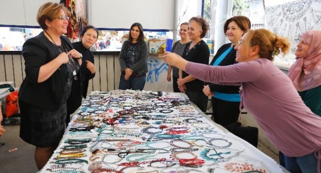 Konak’ta Kadınların El Emeği Ürünleri Pazara Çıktı