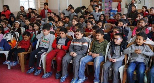 Konak’ta Tiyatro Okula Girdi