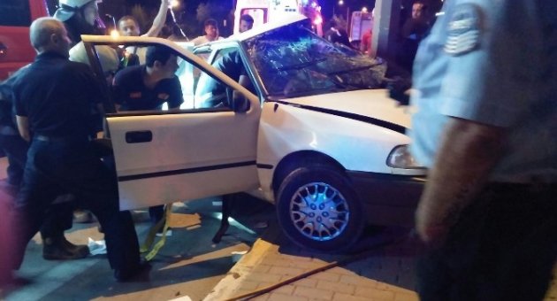 Kontrolünü Kaybeden Sürücü Aydınlatma Direğine Çarptı