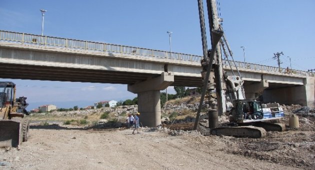 Köprü Yapımı Devam Ediyor