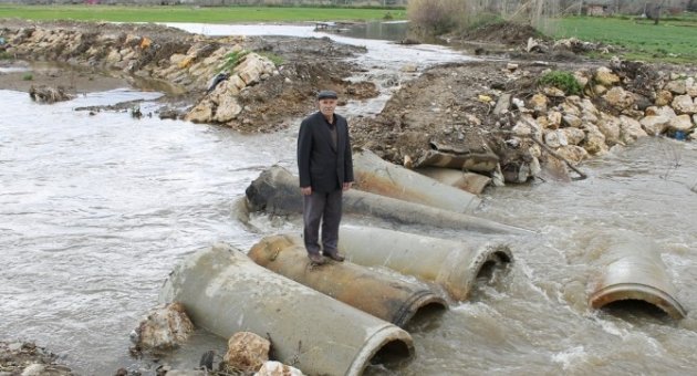Köprü Yıkıldı, Üreticiler 4 Kilometre Yürümeye Mecbur Kaldı