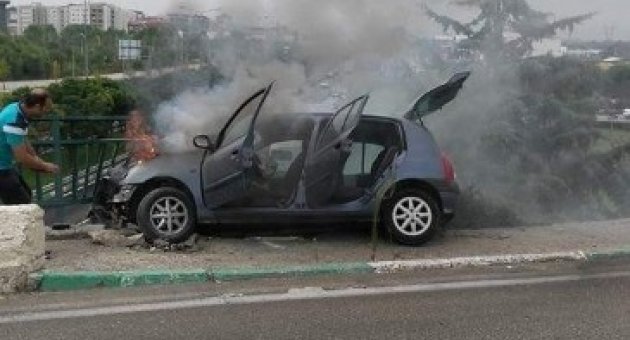Köprüde Asılı Kalan Otomobil Alev Alev Yandı