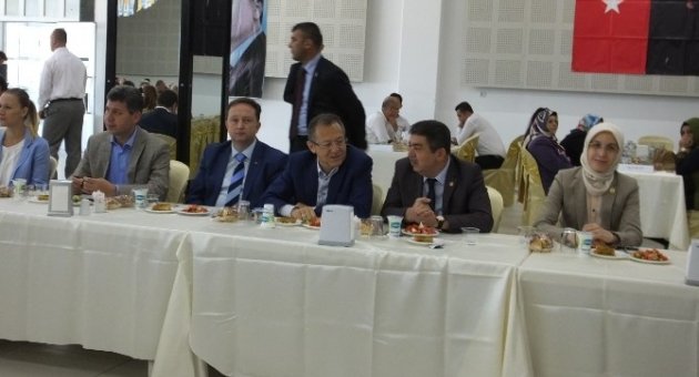 Körfezdeki Ak Partililer Burhaniye’de Bayramlaştı