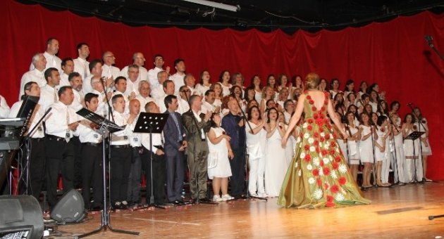 Koristlerden Kıskandıran Performans